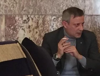 Βουλή: Τσιγάρο κάτω από την πινακίδα «απαγορεύεται το κάπνισμα» για τον Δ. Βέττα (φωτό)